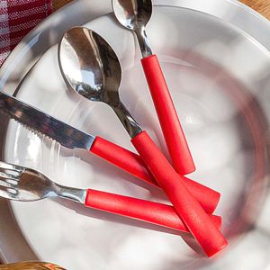 Colher-de-Mesa-Vermelho-Intenso-corte