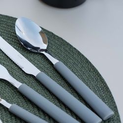 colher-de-mesa-cinza-neutro-corte