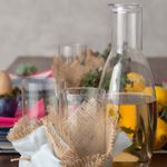 Jarra-individual--copo-de-agua-ambientada